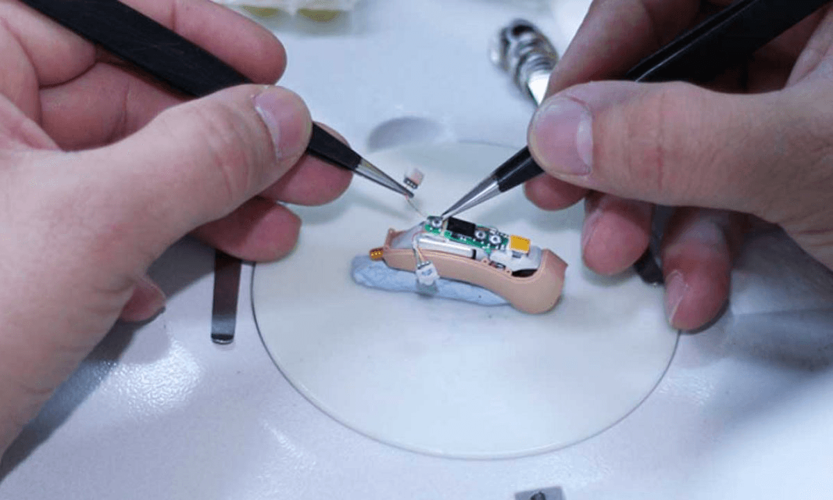 İşitme Cihazı Bakımı: Uzun Ömürlü Kullanım İçin İpuçları